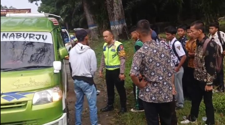 Satlantas Simalungun Tindak Angkutan Bawa Penumpang di Atap