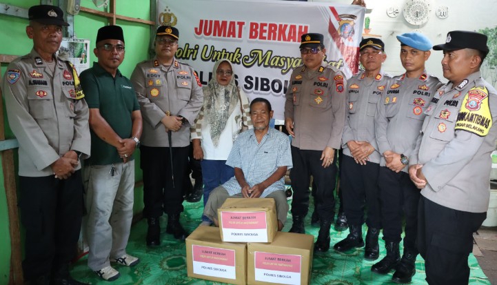 Polres Sibolga Salurkan Bantuan Sosial kepada Warga Pasar Belakang yang Sakit
