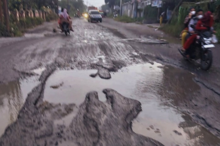 Warga Kritisi Pesta Perayaan HUT Simalungun Ketika Jalan Rusak Masih Banyak Ditemukan