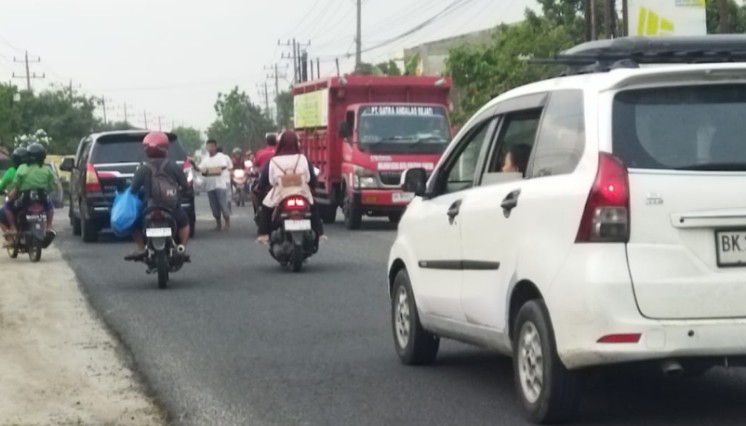 Jalan Rusak di Batu V Jalan Asahan Jadi Ajang Pungli, Hadirkan Pro dan Kontra