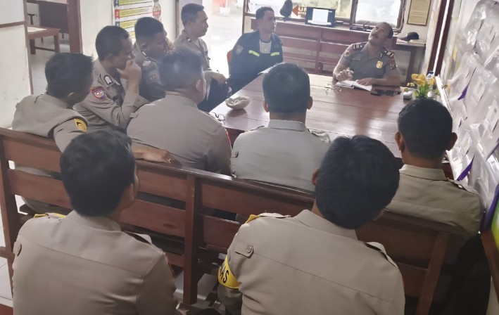 Kapolsek Salak Pimpin Anev Perdana, Tekankan Disiplin dan Pengawasan Kamtibmas