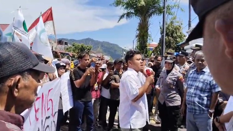 Sampaikan Aspirasi Soal Jadup, Warga Unjuk Rasa di DPRD Tapteng