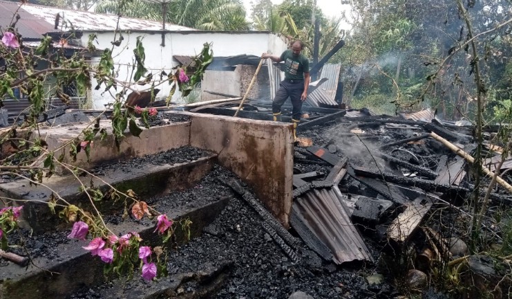 Rumah Kayu di Simalungun Ludes Terbakar, Warga Berjibaku Padamkan Api