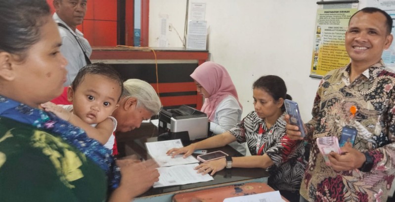 7.061 Warga Tapteng Terima Bantuan Isi Hunian dari Kemensos RI