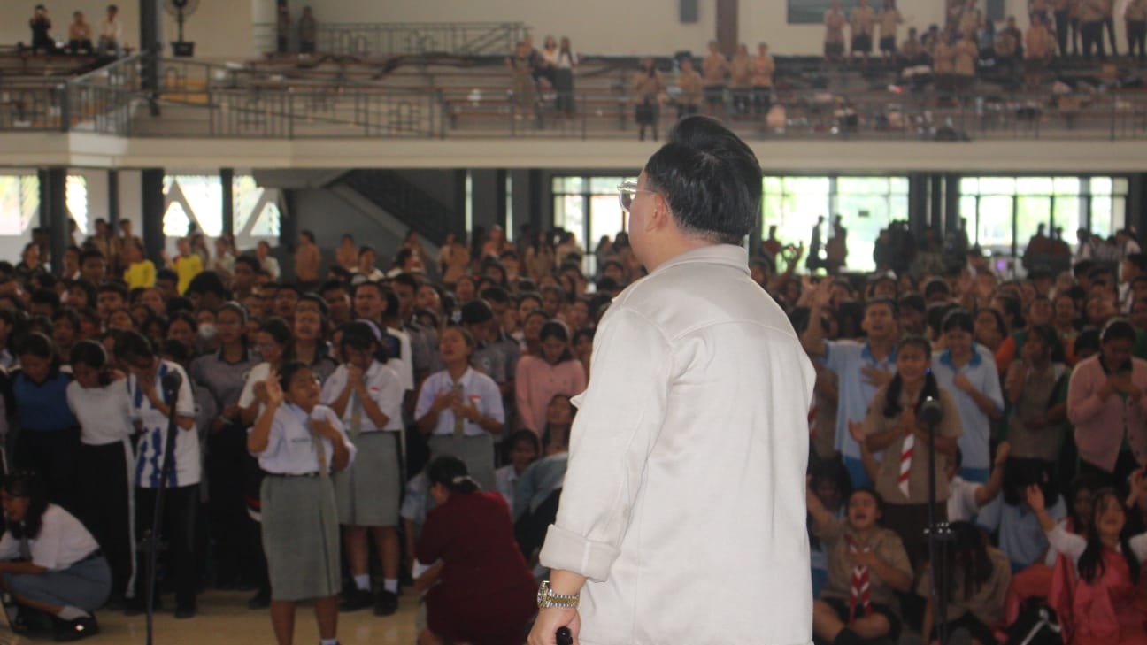 Ribuan Pemuda Hadiri KKR “Rise & Shine”, Youth Revival Ajak Generasi Muda Berdoa untuk Negeri
