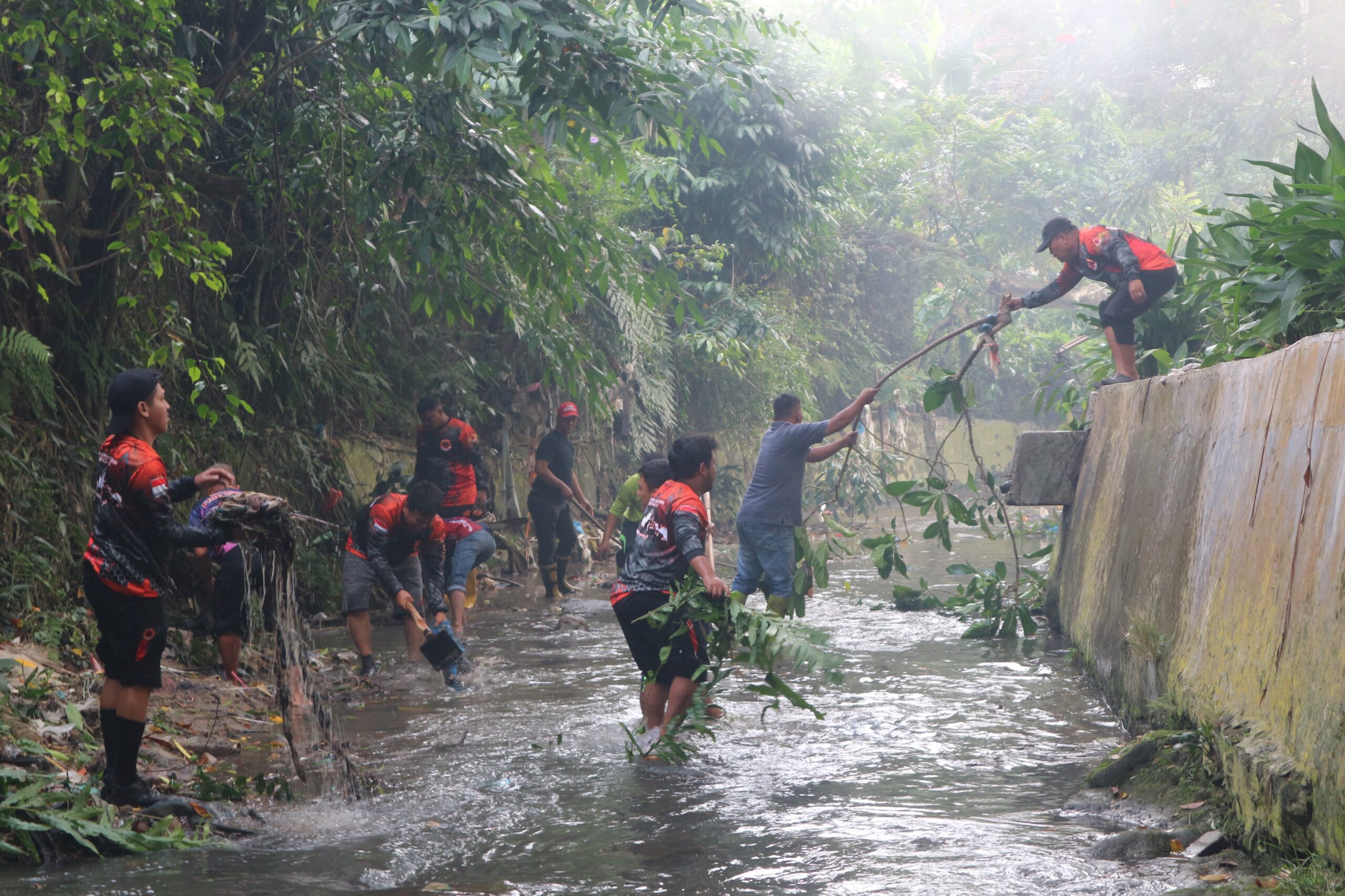Peringati Hari Bumi Digelar Aksi Bersih Sungai di Taman Kehati