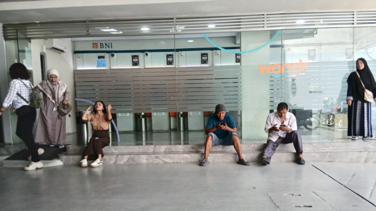 Pascaputusan MA Soal Penggelapan dan Aksi Demo, Nasabah Antre Tarik Dana dari ATM BNI
