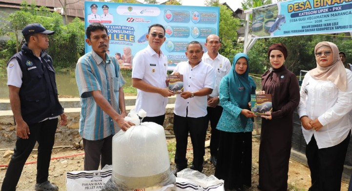 Bupati Tapsel Serahkan Bantuan Desa Binaan UP2K-PKK Desa Sugi