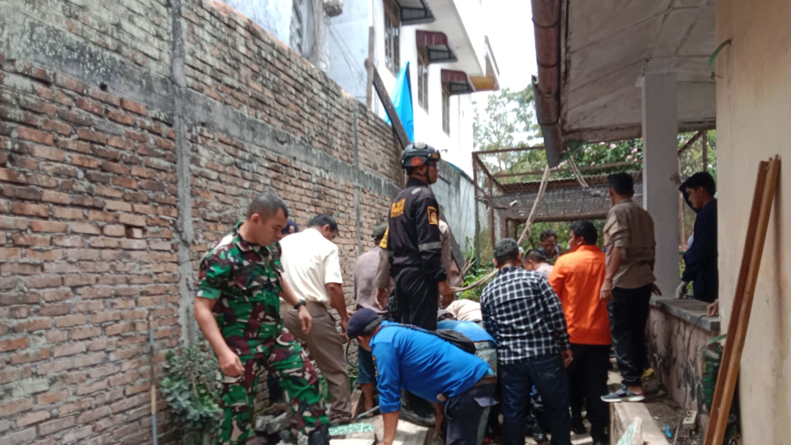 Pekerja Bangunan Terjepit Beton Ambruk Dievakuasi Selama 2 Jam 