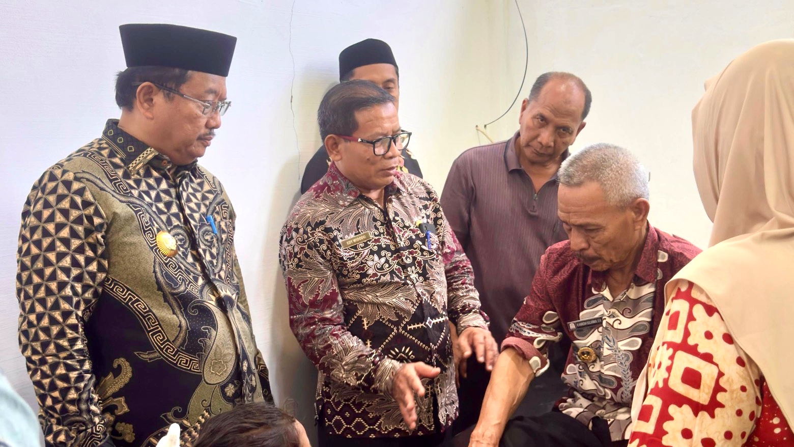 Bupati Langsung Menjenguk Wabup Aceh Singkil Usai Alami Kecelakaan