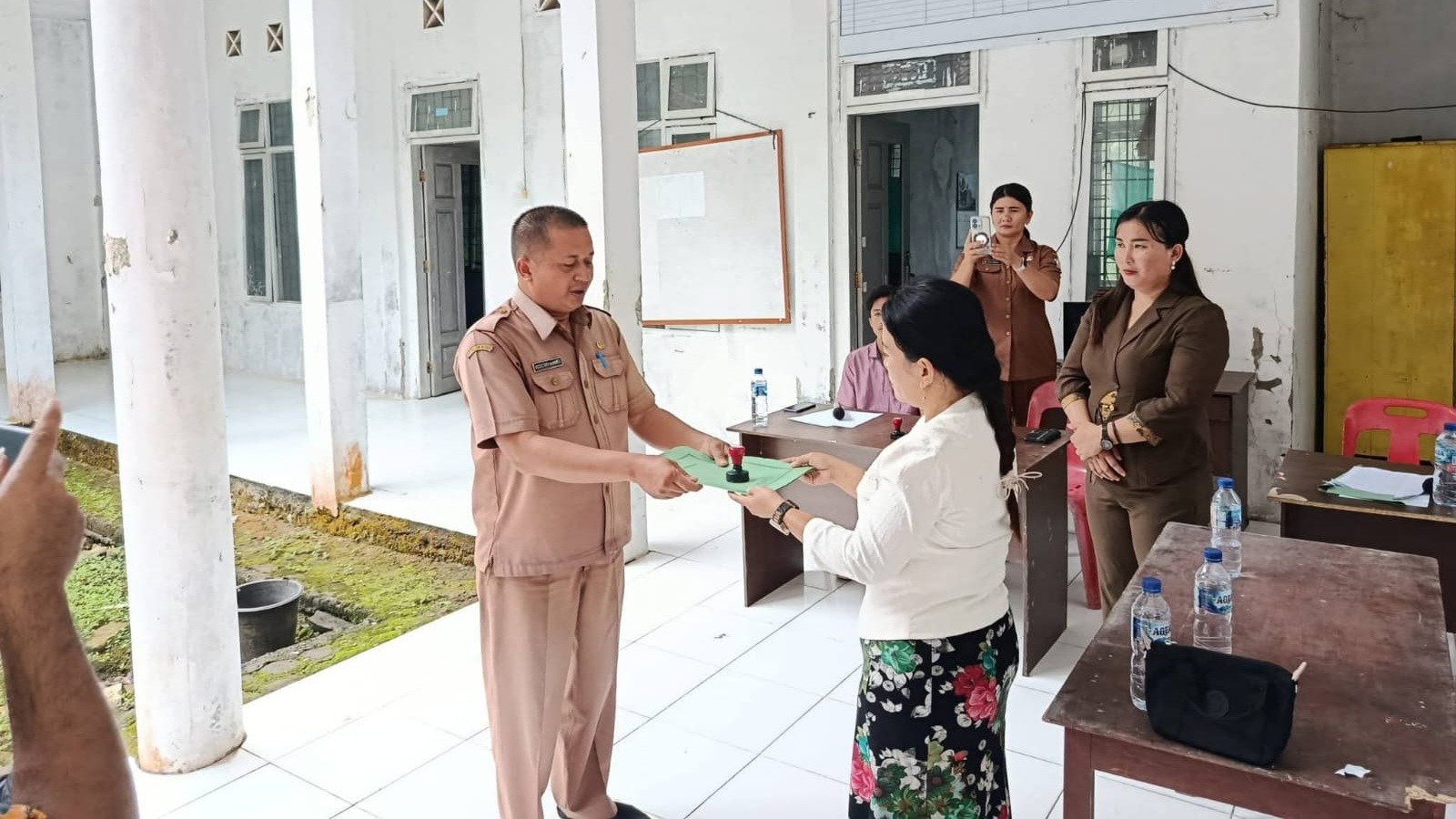 Camat Susua Serahkan SK Penjabat Kepala Desa Hilimboe kepada Nibatia Laia