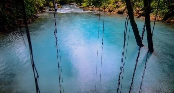 Kali Jodoh Maluku Tengah: Kolam Alami, Mitos Perjodohan, dan Pesona Gunung Binaiya