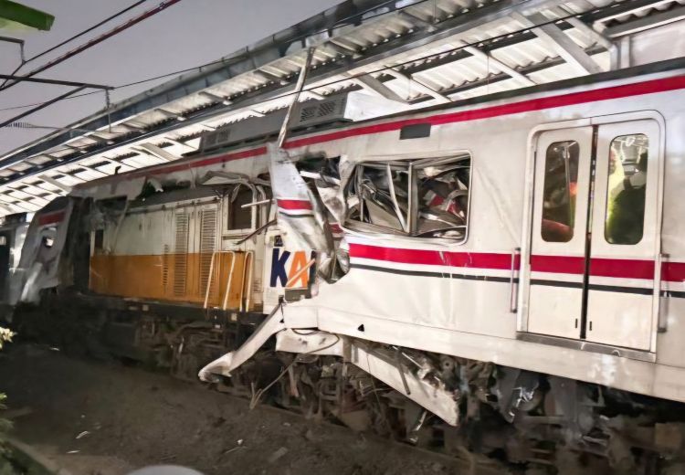 Tabrakan KRL dan KA Jarak Jauh di Bekasi Timur, Penumpang Panik dan Terluka