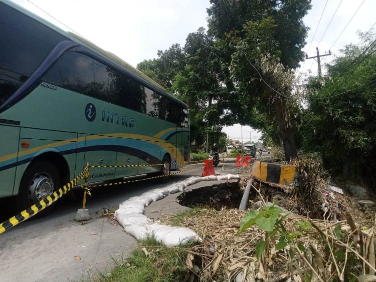 Jalan Amblas 10 Meter di Siantar, Tikungan Rawan Ini Ancam Keselamatan Pengendara