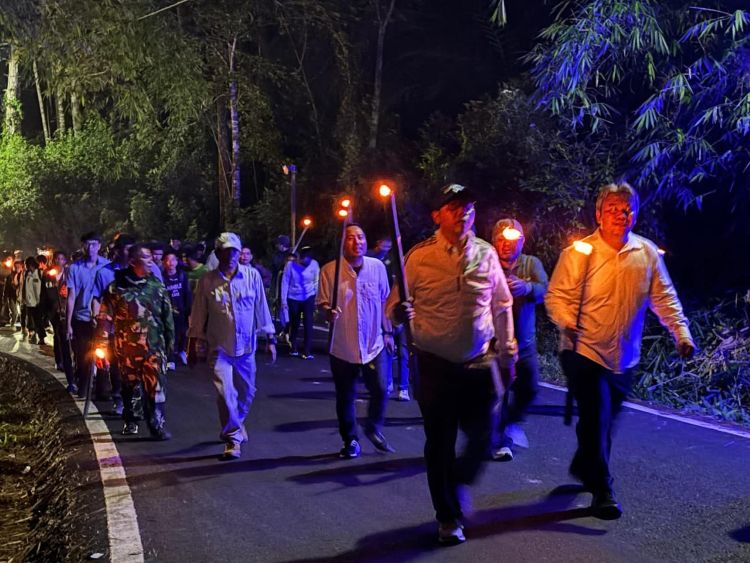 Meriah dan Khidmat, Pawai Obor Warnai Perayaan Paskah 2026 di Salib Kasih Taput