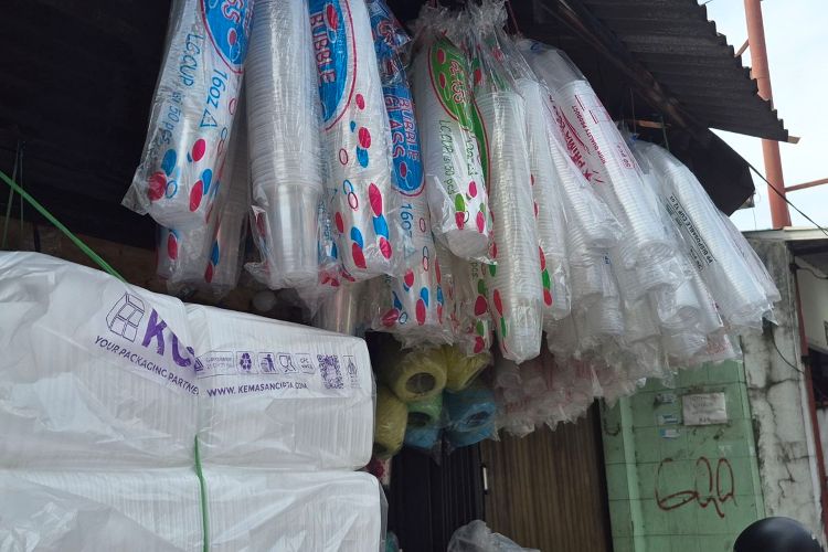 Harga Plastik Melonjak hingga 80%, UMKM Terancam Tertekan