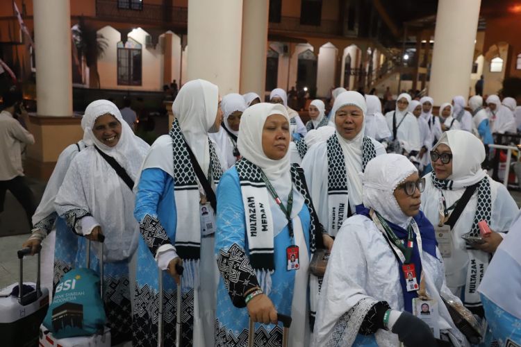 Tiga Calhaj Lansia Tapsel Tertunda karena Sakit, 127 Jemaah Tetap Berangkat ke Tanah Suci