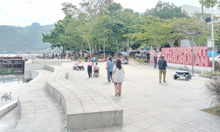 Libur Kenaikan Yesus Kristus 2026, Waterfront Pangururan Dipadati Wisatawan