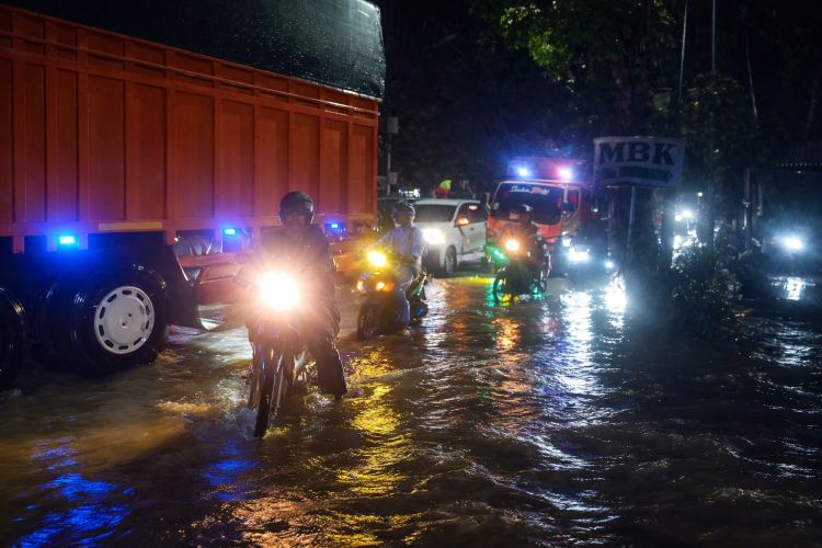 Banjir Setinggi 1,5 Meter Lumpuhkan Jalur Medan–Siantar, Kendaraan Terjebak Berjam-jam