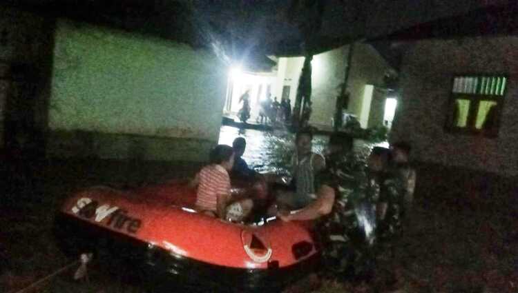 Hujan Deras Terjang Tapteng, Warga Hutanabolon Dievakuasi Tengah Malam