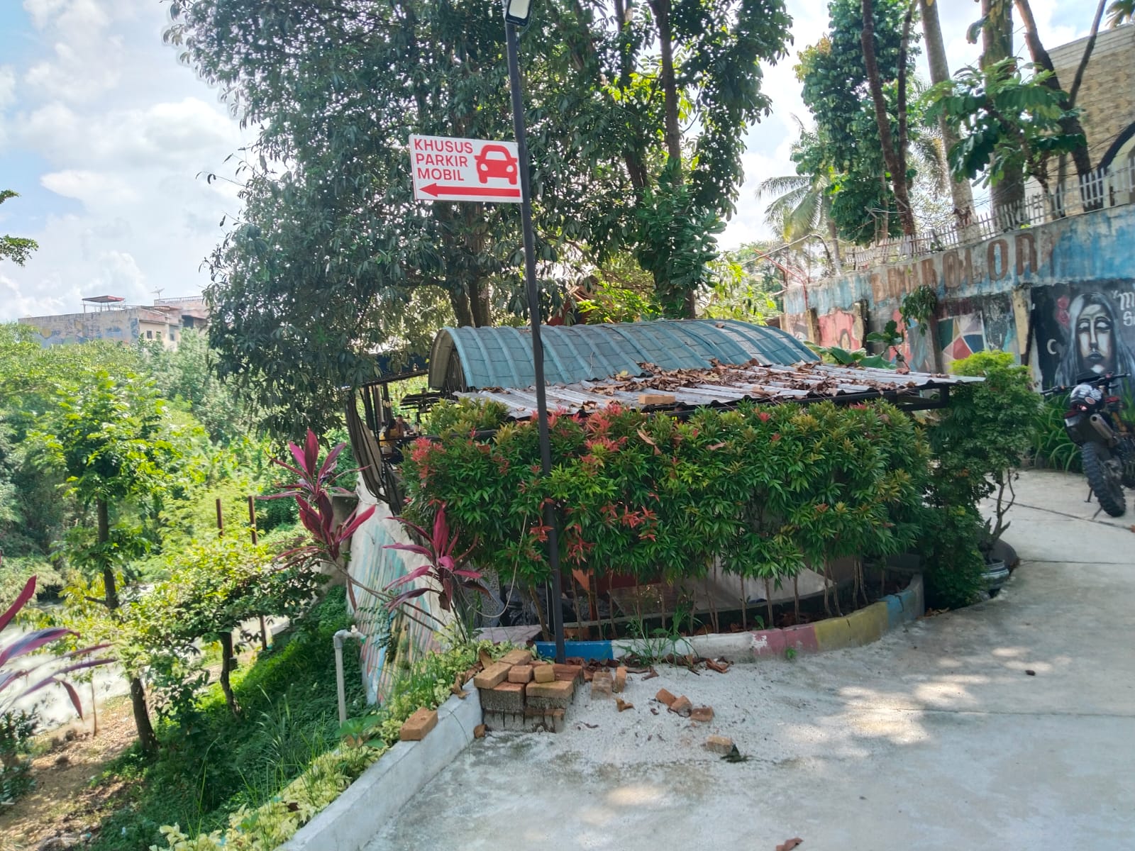 Kafe Milik ASN di Siantar Diduga Berdiri di Area DAS Bah Bolon, Legalitas Dipertanyakan