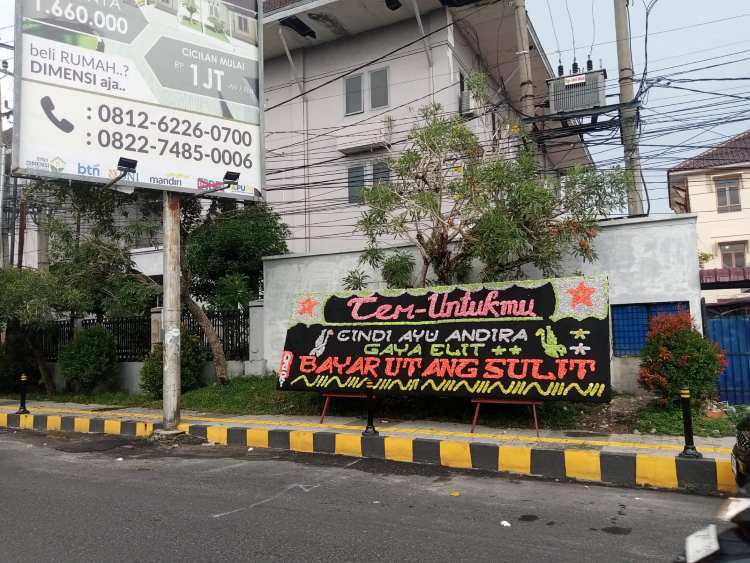 Viral! Papan Bunga Sindir “Cindi Ayu Andira” di Siantar, Tulisan Pedas Jadi Sorotan