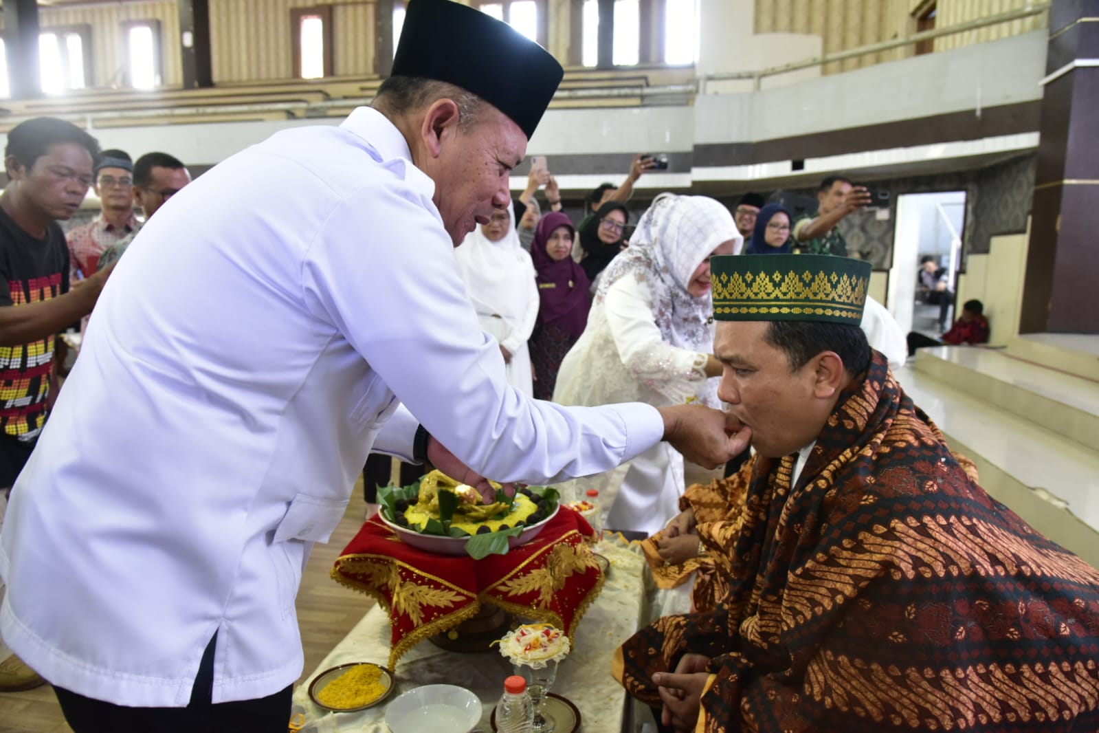 Wakil Bupati Tapteng Tepung Tawari dan Upah-upah Calon Haji Kloter 14