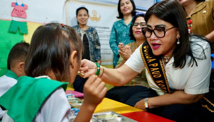 Sentuhan Hangat di PAUD, Ny Liswati Suapi Anak saat Kunjungan Edukatif di Siantar Marihat