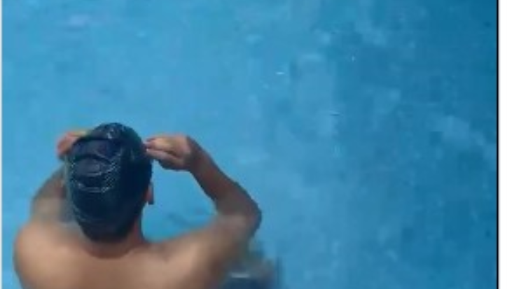 Menteri Purbaya Pamer Berenang, Bantah Isu Dirawat di Rumah Sakit