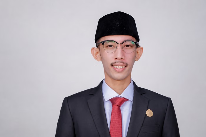 Viral Anggota DPRD Jember Diduga Main HP dan Merokok Saat Rapat, Publik Geram