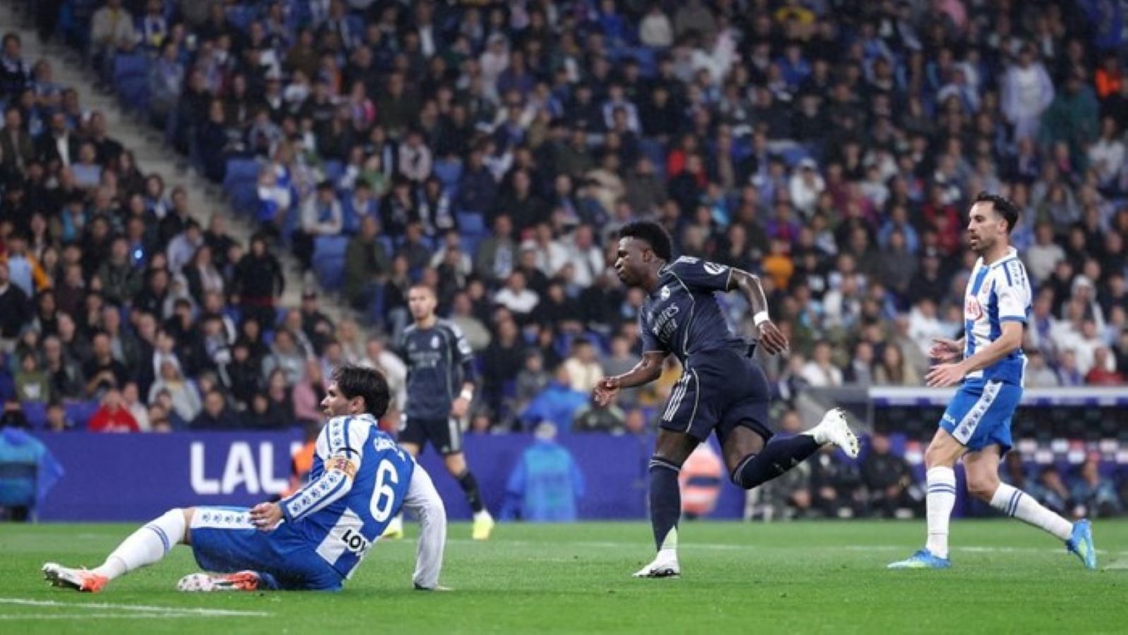 Real Madrid Tunda Pesta Juara Barcelona