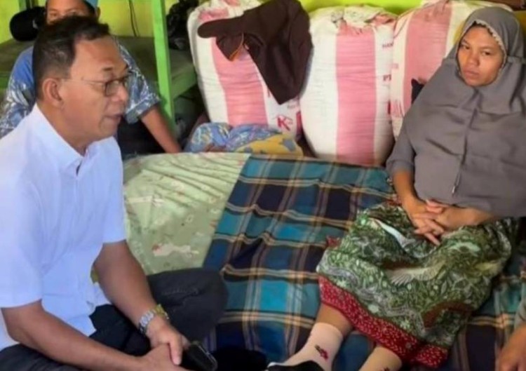 Ibu Viral Ditandu 25 Kilometer Dijenguk Bupati Tapsel, Akses Jalan Terkendala Hutan Lindung