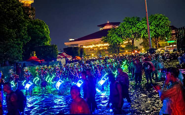 Semarang Night Carnival 2026 Diguyur Hujan, Peserta Tetap Tampil