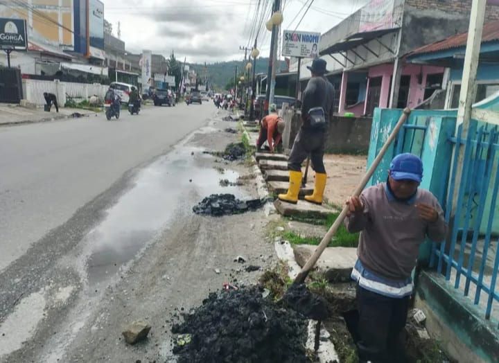 Dinas PU Taput Benahi Drainase dan Sungai untuk Antisipasi Banjir di Tarutung