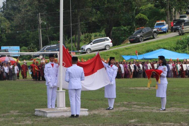 Hardiknas 2026 di Taput, Bupati JTP Hutabarat Serahkan Beasiswa Siswa Berprestasi