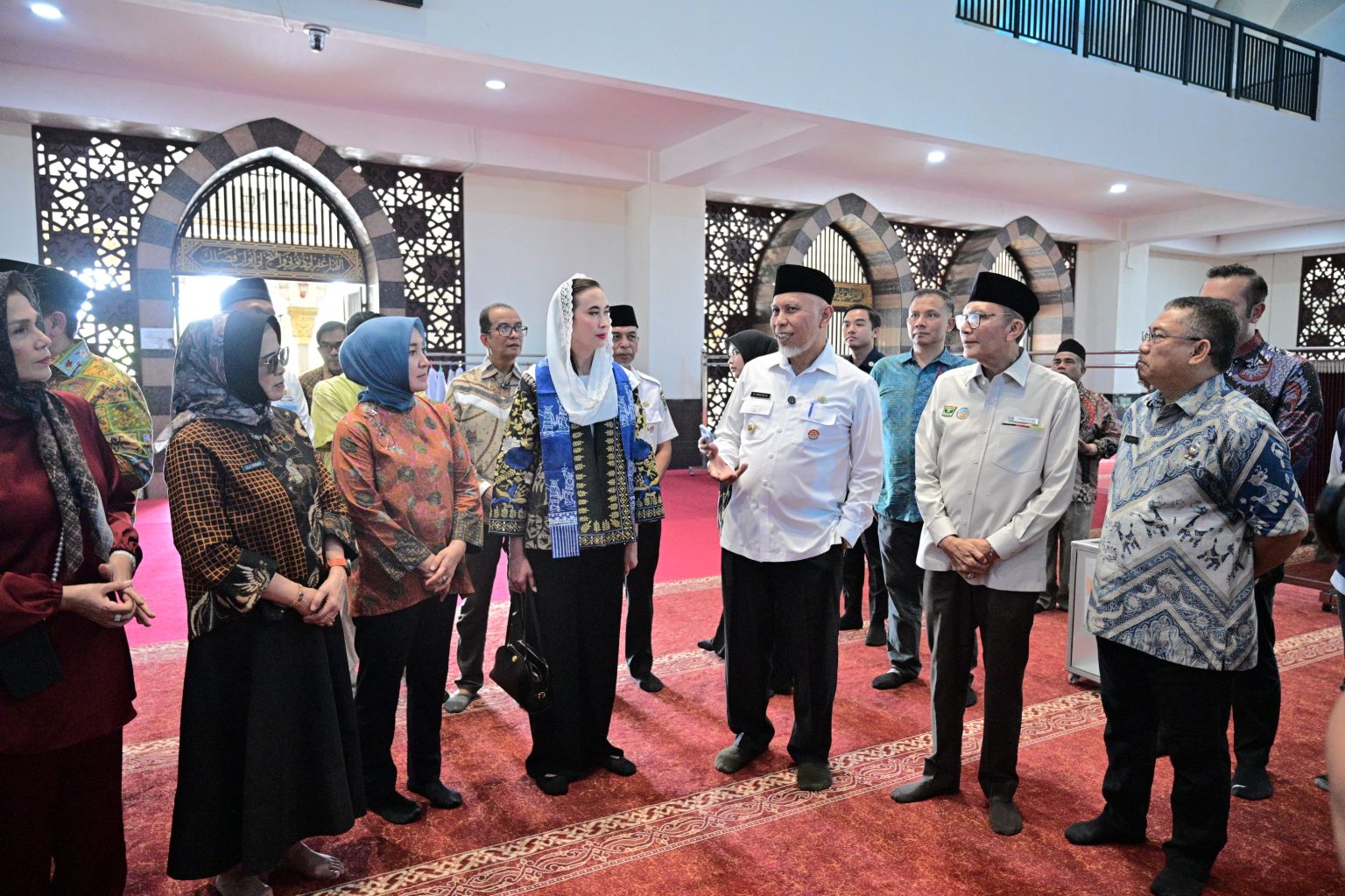 Viral Video Menpar di Masjid Raya, Pemprov Sumbar Bantah Gunakan Sepatu