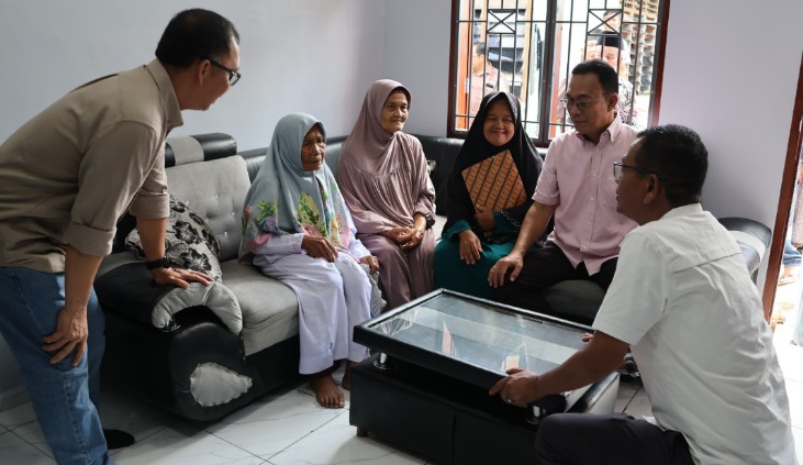 Bupati Tapsel Bedah Rumah Warga Berdinding Tepas, Lantai Tanah dan Langganan Banjir