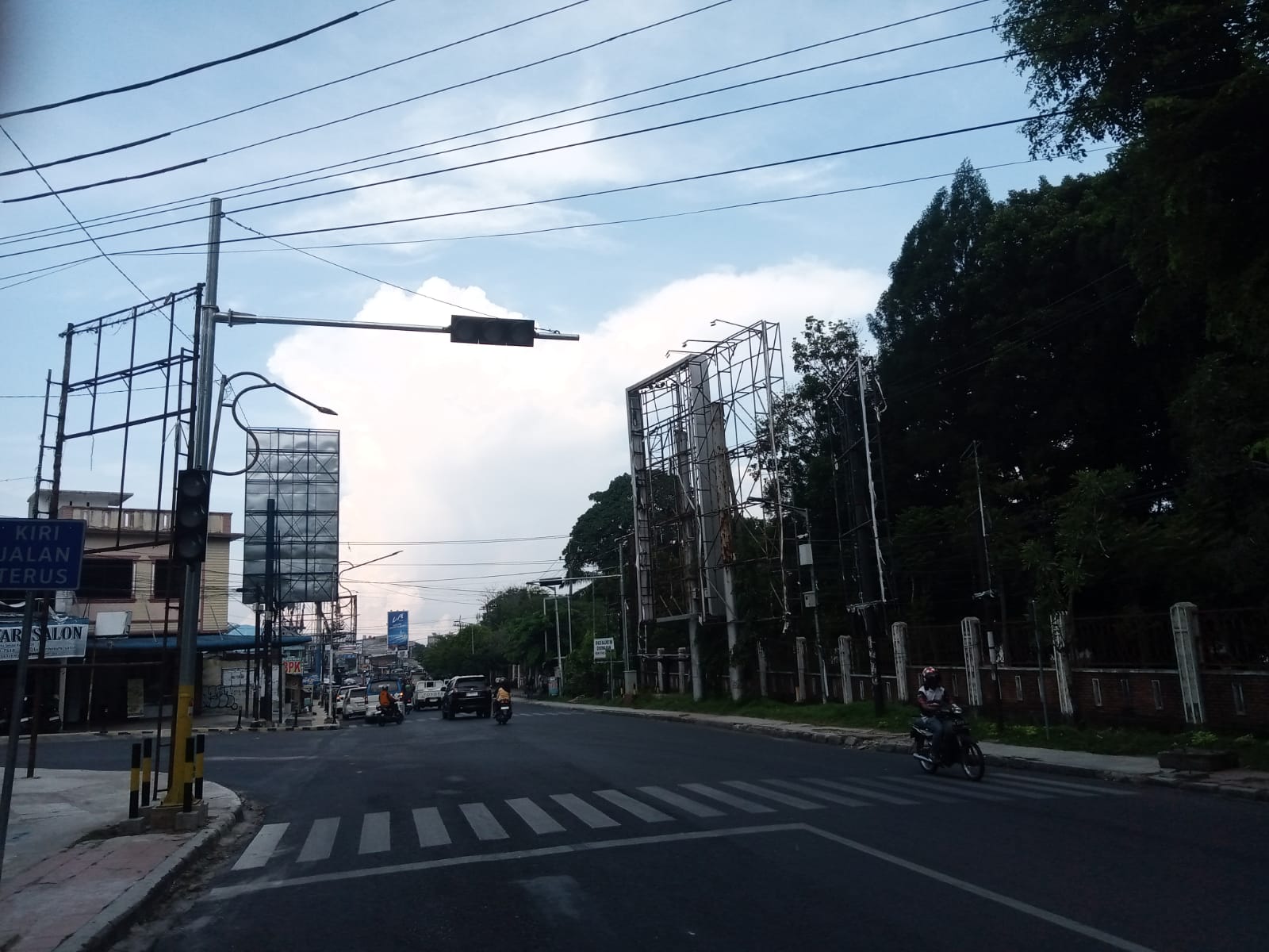 Pengendara Keluhkan Lampu Merah di Simpang Sang Naualuh Padam 3 Pekan