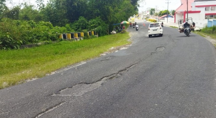 Warga Sondi Raya Desak Perbaikan Jalan Rusak di Depan GKPS