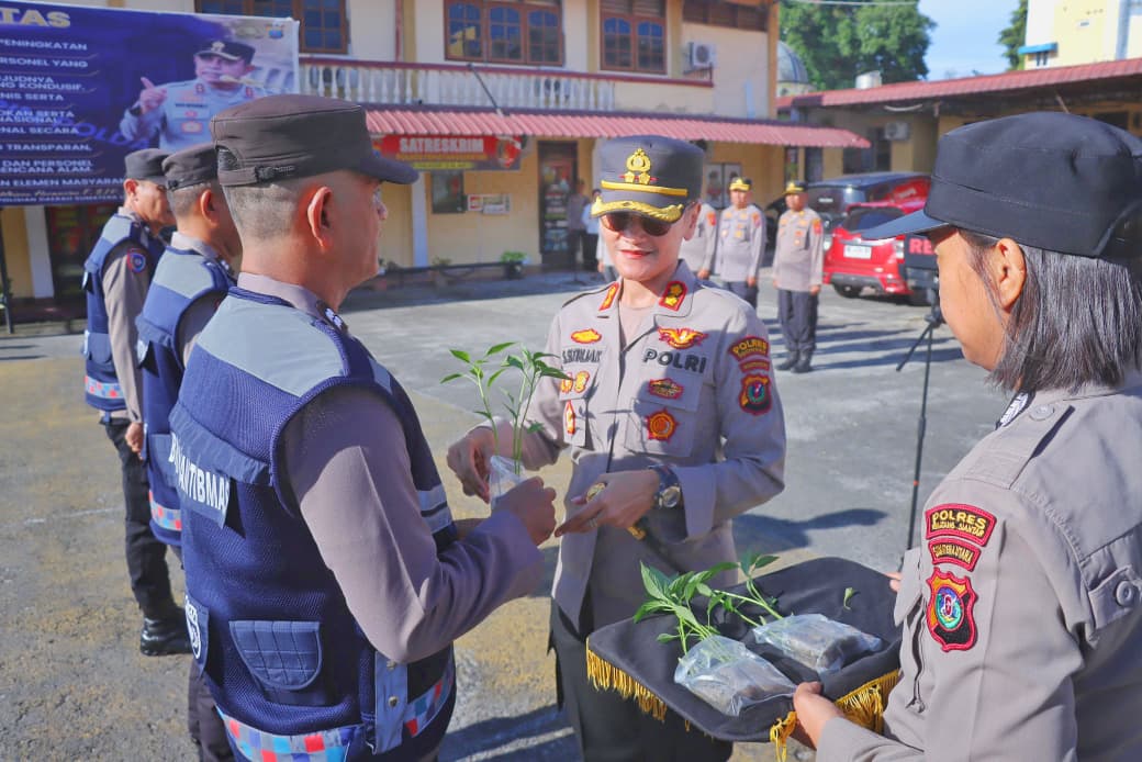 Untuk Ketahanan Pangan, Kapolres Siantar Salurkan Bibit Cabai-Terong ke Warga
