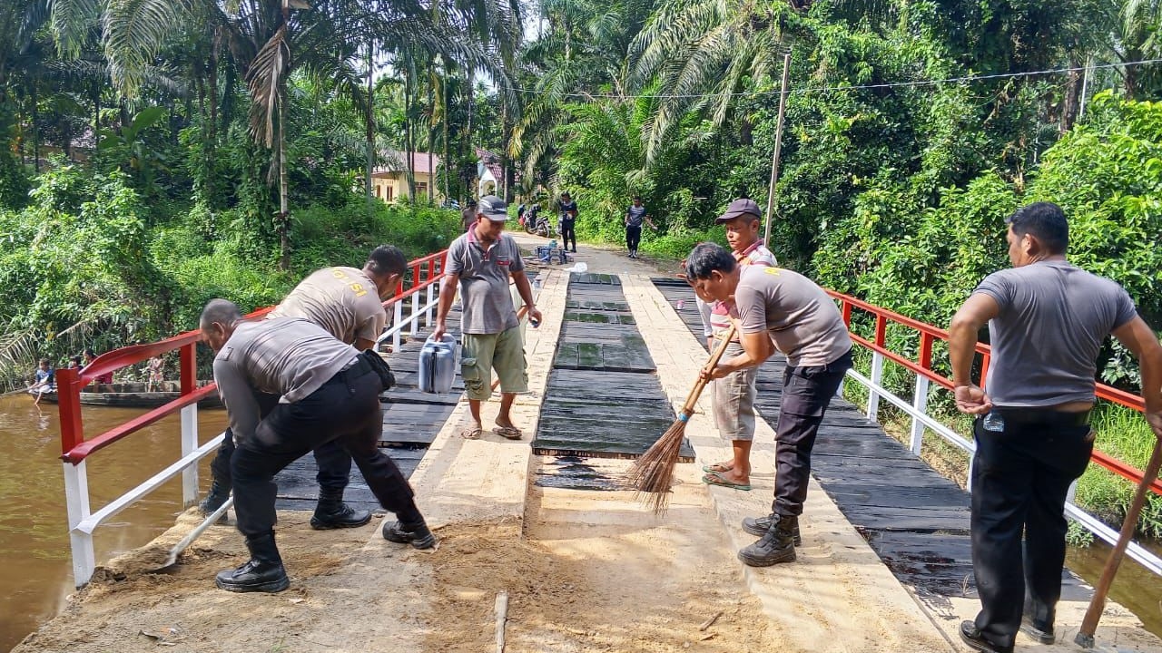 Polres Tapteng Tuntaskan Renovasi Jembatan Merah Putih Presisi di Desa Satahi Nauli