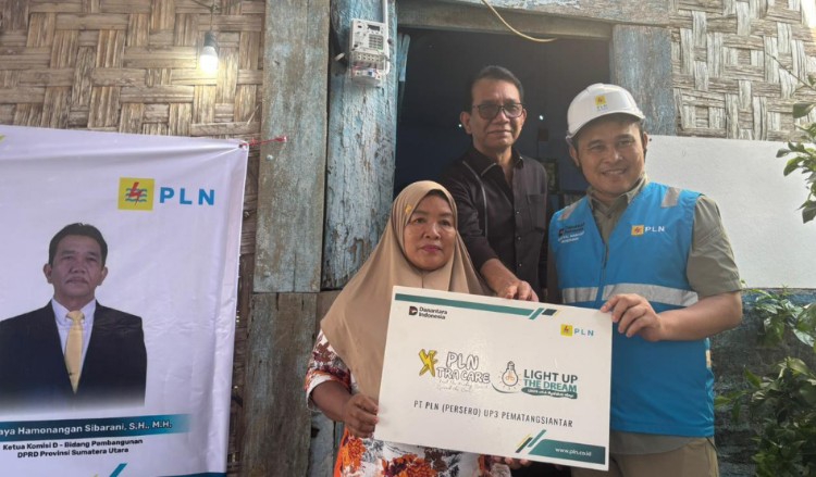 Cahaya Pertama di Rumah Ibu Atik Hadir dari Program PLN di Siantar