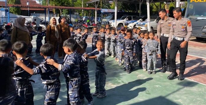 Polres Sibolga Edukasi Murid TK Oswald Siahaan Soal Keselamatan Berkendara