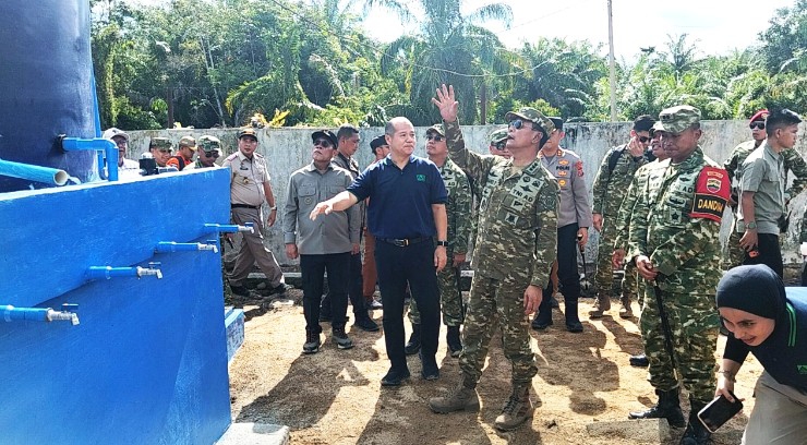 Kasum TNI dan Bupati Tapteng Serahkan Bantuan Air Bersih untuk Warga Huntara Pandan