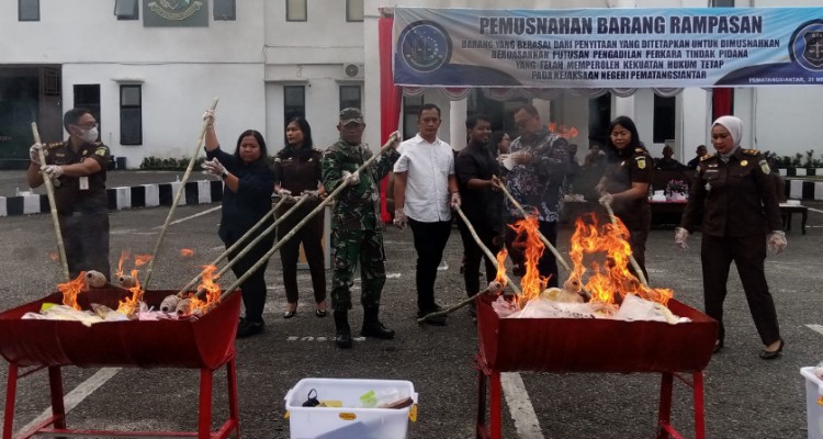 Kejari Siantar Musnahkan BB Narkoba dan Sajam, Ini Rinciannya