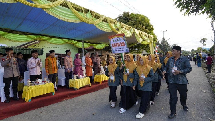 Pawai Ta’aruf MTQ ke-58 Tapsel Meriah, Ribuan Warga Padati Aek Bilah
