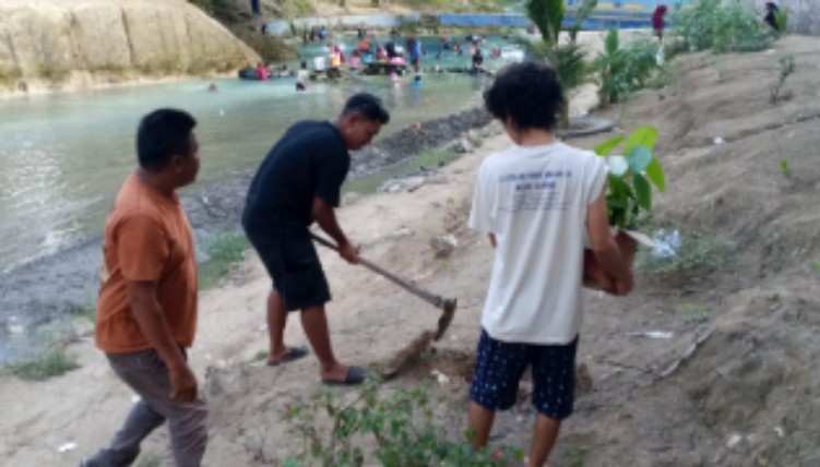 Warga Kerasaan Tanam 500 Pohon untuk Lestarikan Sungai Lobang