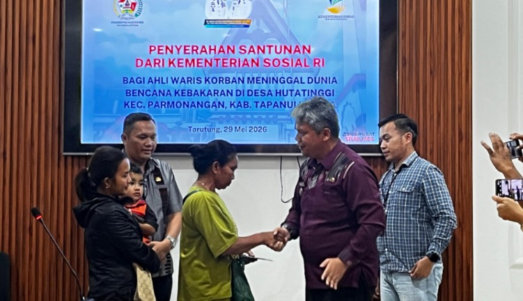 Pemkab Taput Serahkan Santunan Korban Kebakaran di Hutatinggi