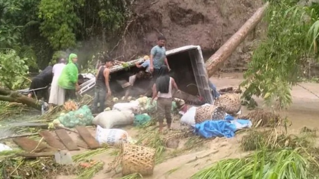 Longsor di Taput: Sopir Pikap Luka Berat, 2 Penumpang Belum Ditemukan