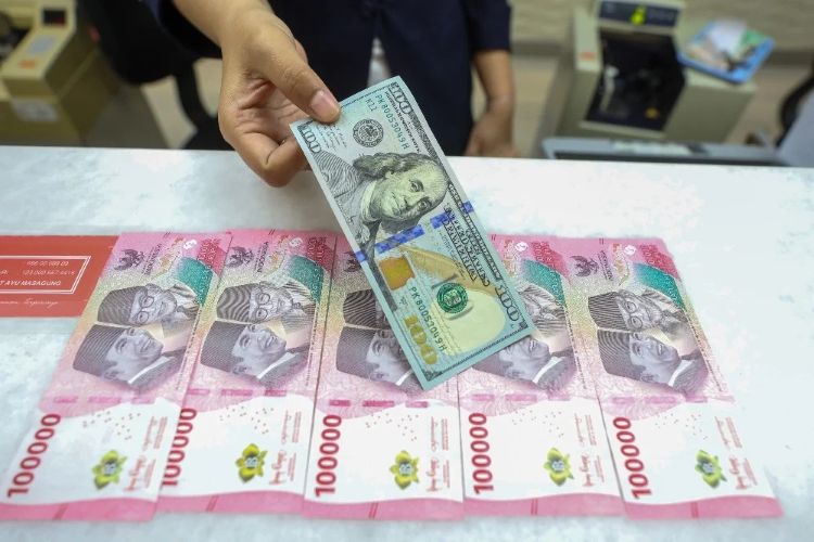 Rupiah Melemah ke Rp17.600 per Dollar AS, Harga Kebutuhan Diprediksi Naik
